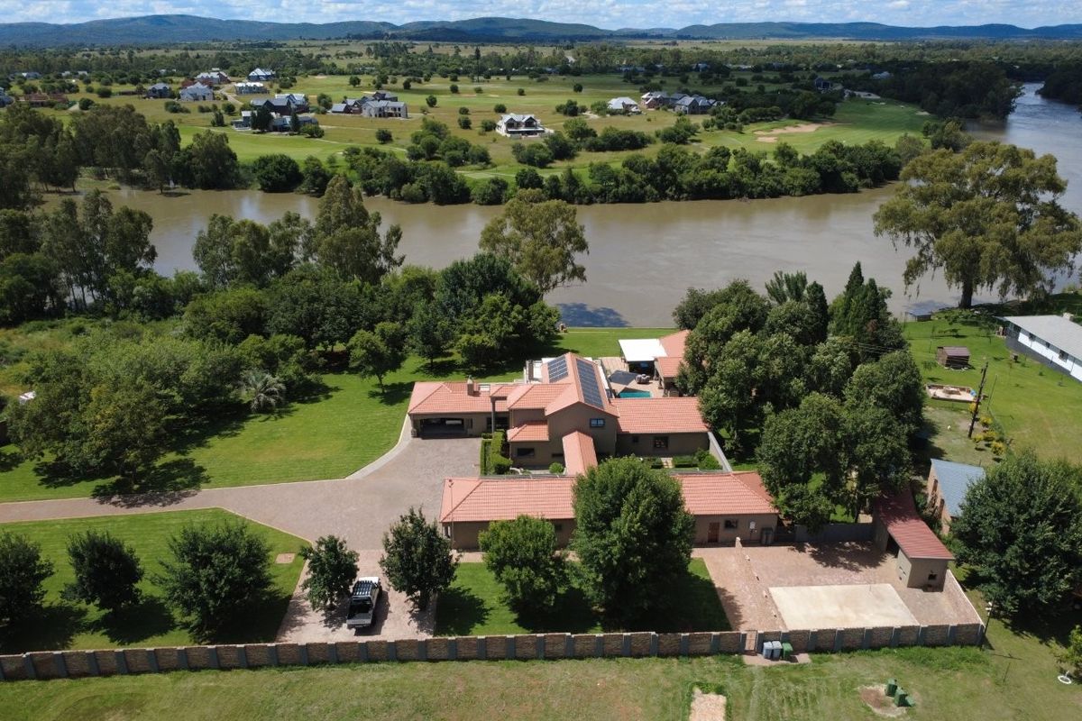 Exceptional 7-Bedroom Riverside Estate on 2.2 Hectares – Luxury, Space & Off-Grid Capability - Photo 3