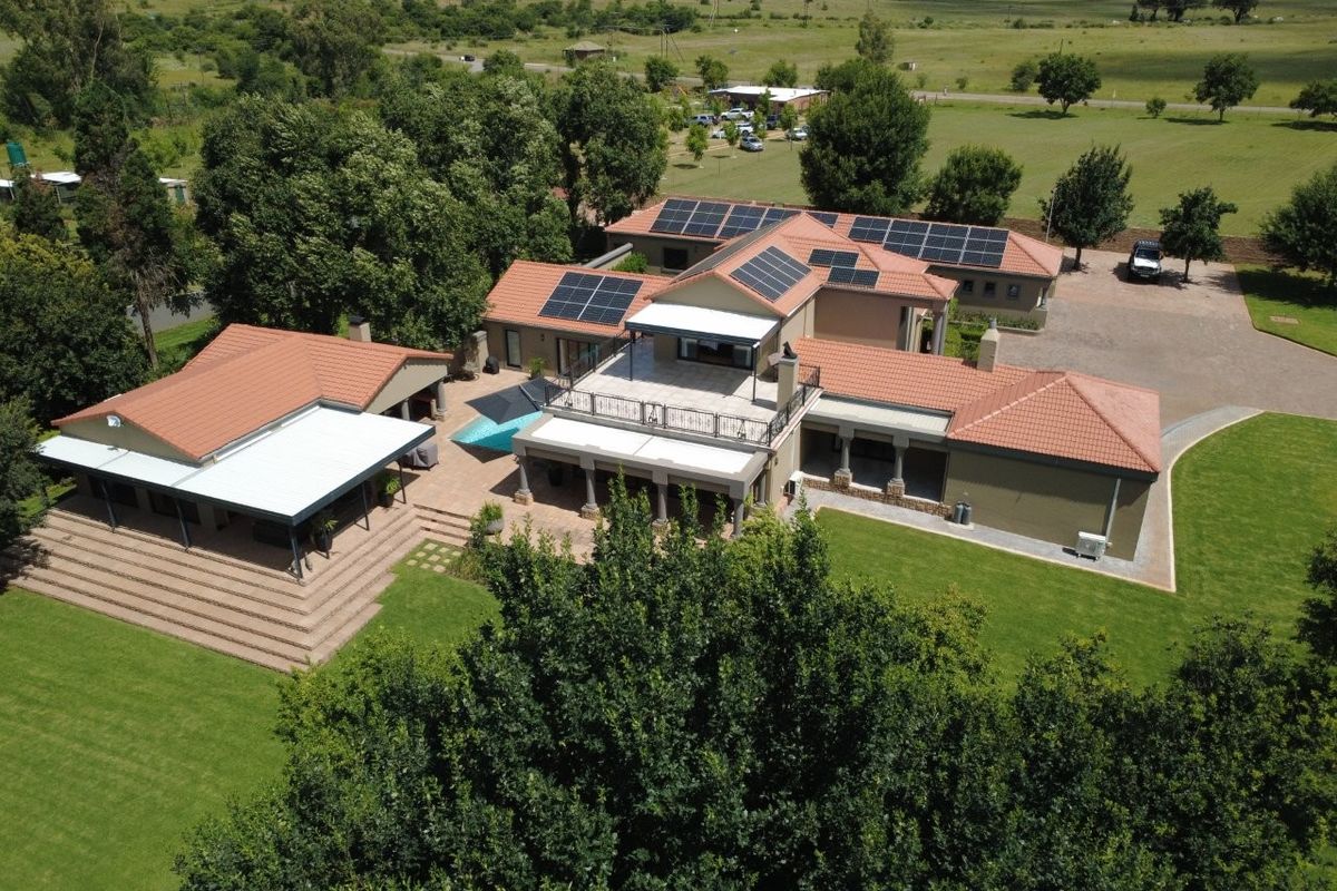 Exceptional 7-Bedroom Riverside Estate on 2.2 Hectares – Luxury, Space & Off-Grid Capability - Photo 4