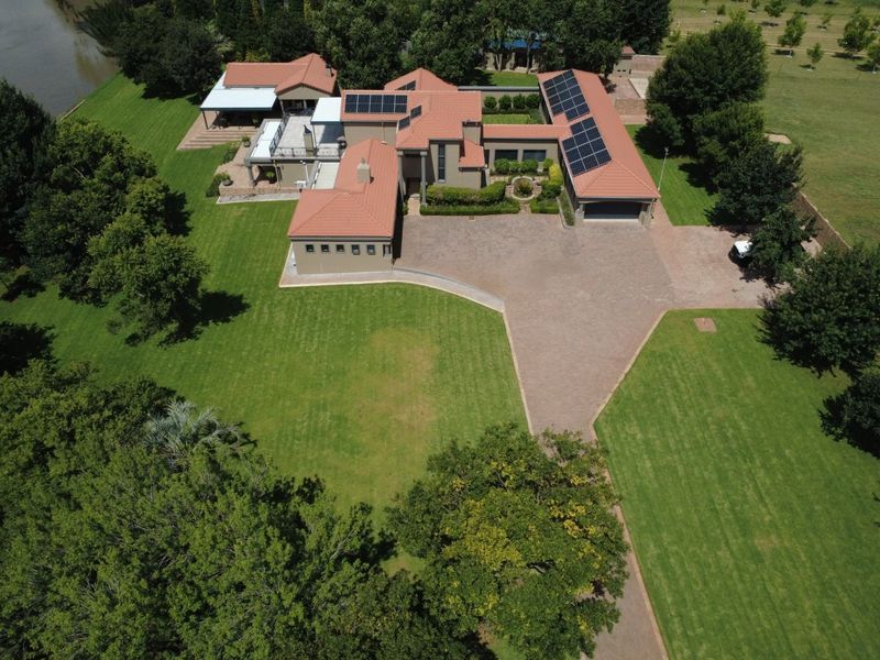Exceptional 7-Bedroom Riverside Estate on 2.2 Hectares – Luxury, Space & Off-Grid Capability - Photo 2