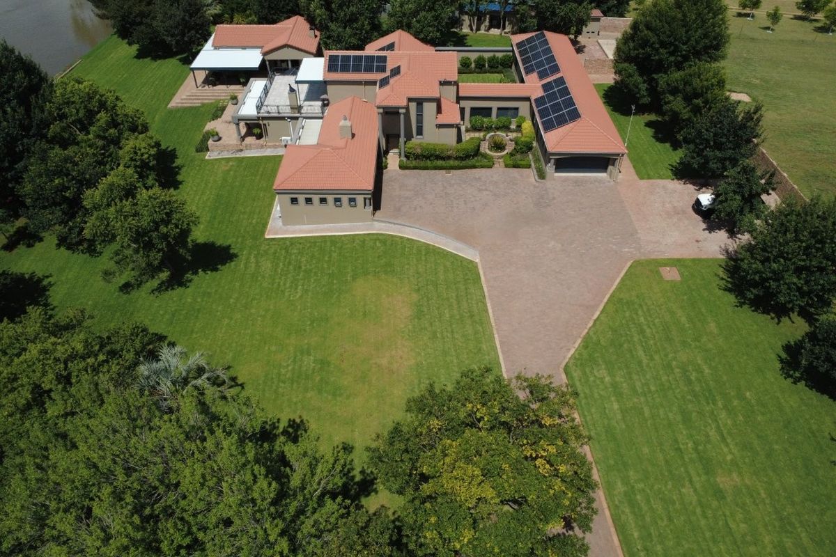 Exceptional 7-Bedroom Riverside Estate on 2.2 Hectares – Luxury, Space & Off-Grid Capability - Photo 2