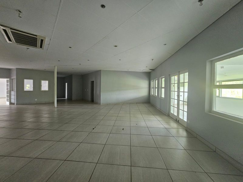 TO LET: Large, Light-Filled First-Floor Commercial Space  Faerie Glen, Directly Opposite Pick n Pay - Photo 10