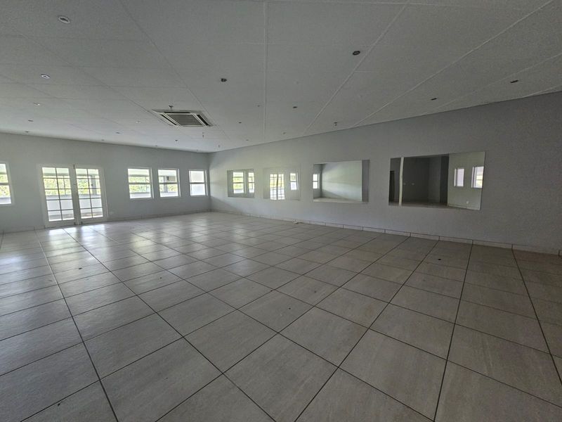 TO LET: Large, Light-Filled First-Floor Commercial Space  Faerie Glen, Directly Opposite Pick n Pay - Photo 2
