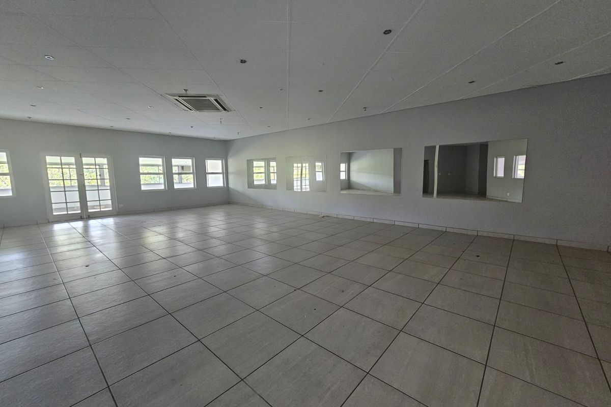 TO LET: Large, Light-Filled First-Floor Commercial Space  Faerie Glen, Directly Opposite Pick n Pay - Photo 2