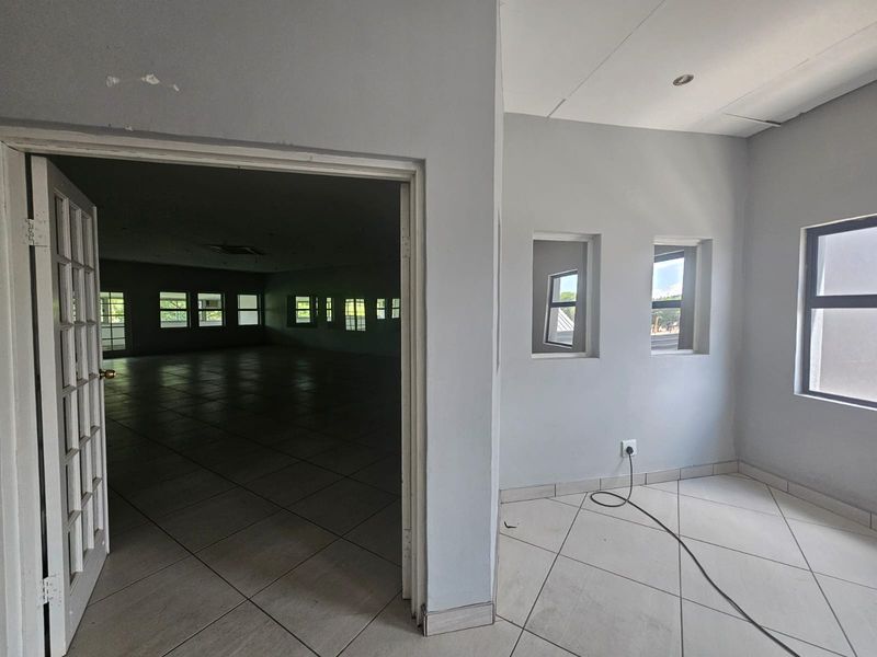 TO LET: Large, Light-Filled First-Floor Commercial Space  Faerie Glen, Directly Opposite Pick n Pay - Photo 9