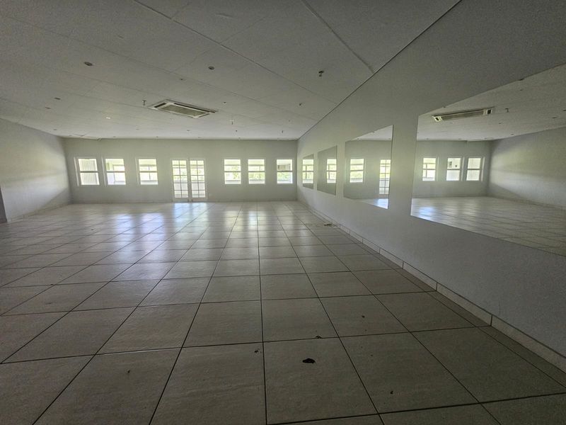 TO LET: Large, Light-Filled First-Floor Commercial Space  Faerie Glen, Directly Opposite Pick n Pay - Photo 8