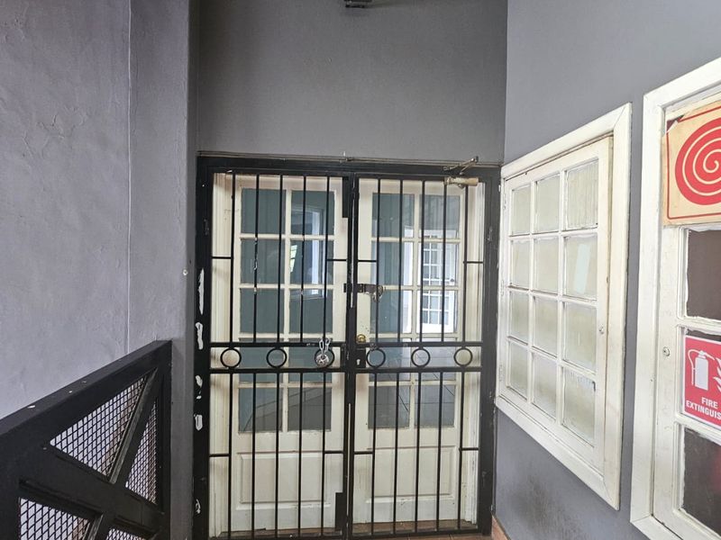 TO LET: Large, Light-Filled First-Floor Commercial Space  Faerie Glen, Directly Opposite Pick n Pay - Photo 6