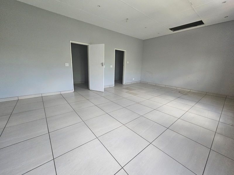 TO LET: Large, Light-Filled First-Floor Commercial Space  Faerie Glen, Directly Opposite Pick n Pay - Photo 5