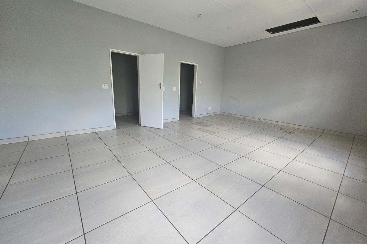 TO LET: Large, Light-Filled First-Floor Commercial Space  Faerie Glen, Directly Opposite Pick n Pay - Photo 5
