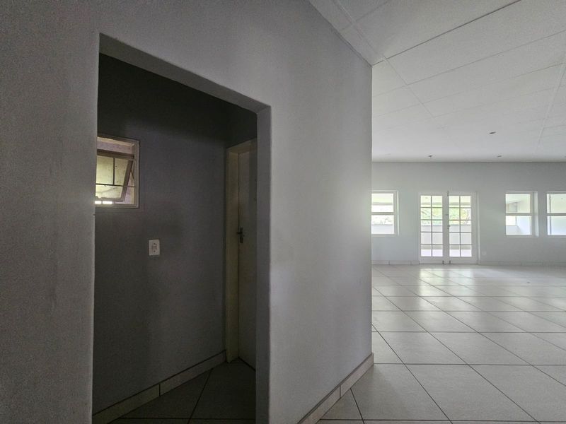 TO LET: Large, Light-Filled First-Floor Commercial Space  Faerie Glen, Directly Opposite Pick n Pay - Photo 3