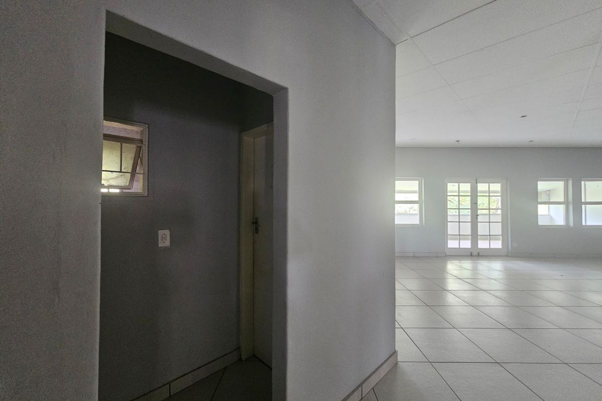 TO LET: Large, Light-Filled First-Floor Commercial Space  Faerie Glen, Directly Opposite Pick n Pay - Photo 3