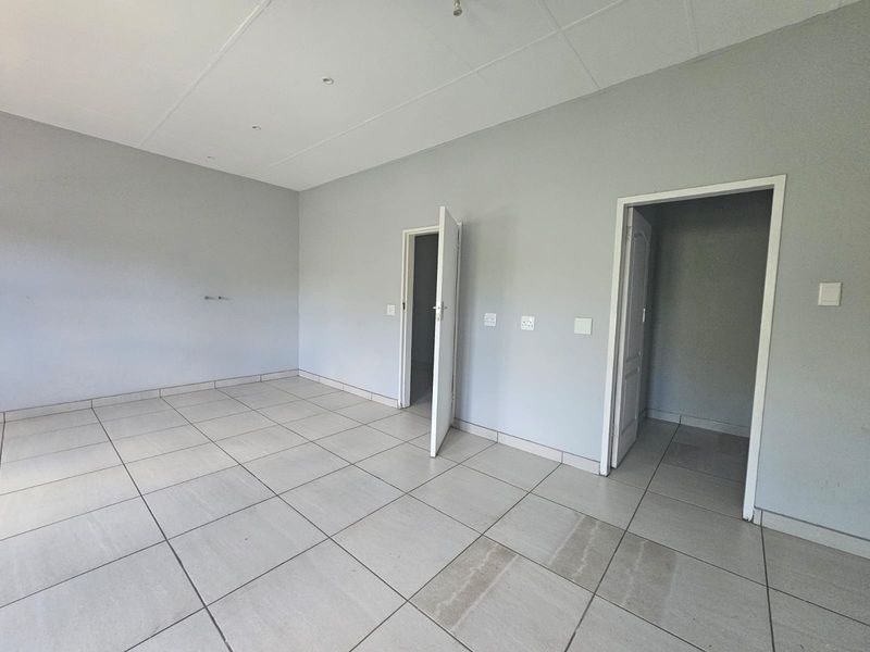 TO LET: Large, Light-Filled First-Floor Commercial Space  Faerie Glen, Directly Opposite Pick n Pay - Photo 4