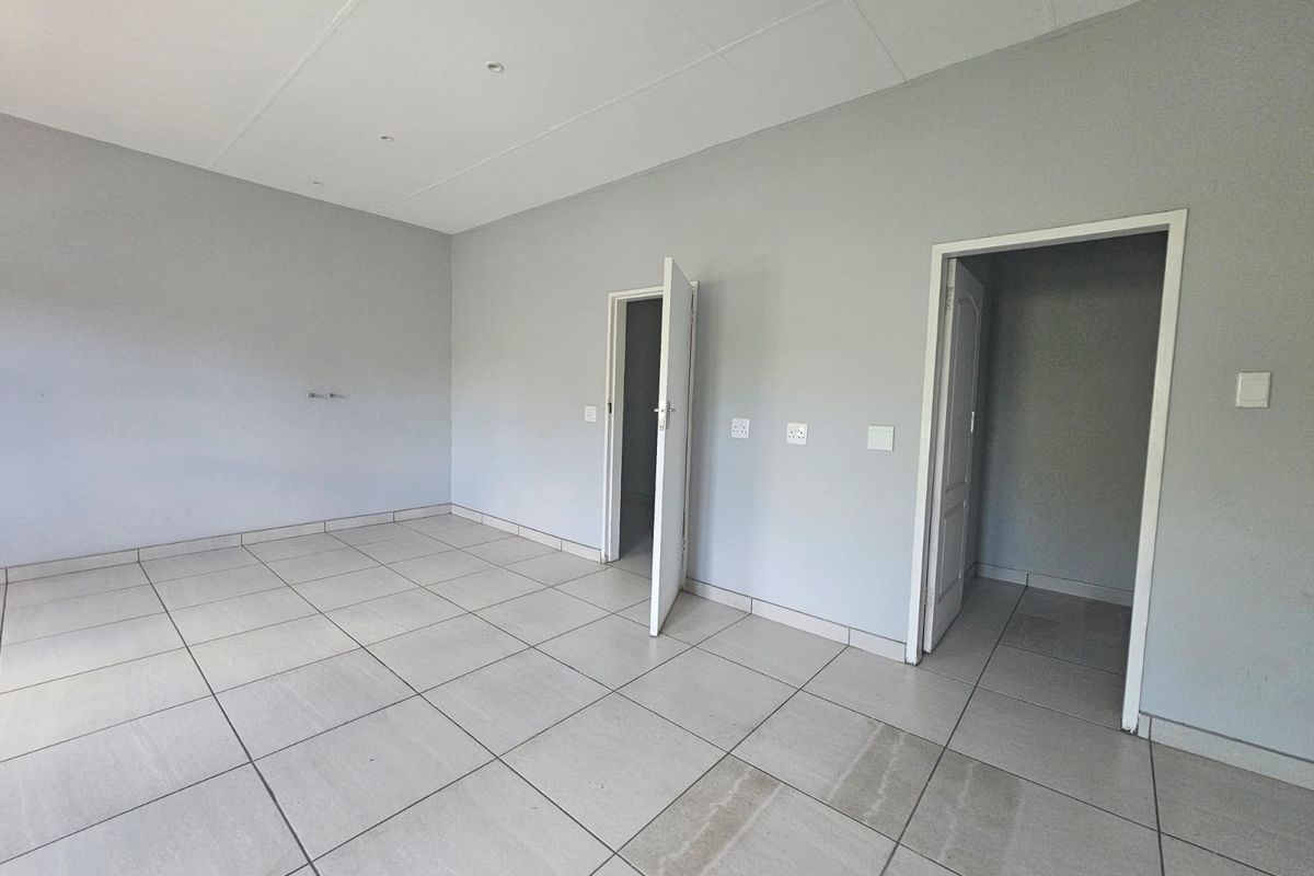 TO LET: Large, Light-Filled First-Floor Commercial Space  Faerie Glen, Directly Opposite Pick n Pay - Photo 4