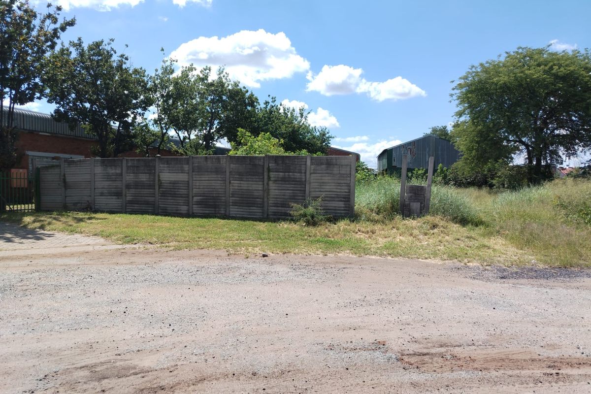 Industrial 2304m2 of prime vacant land for sale! - Photo 2