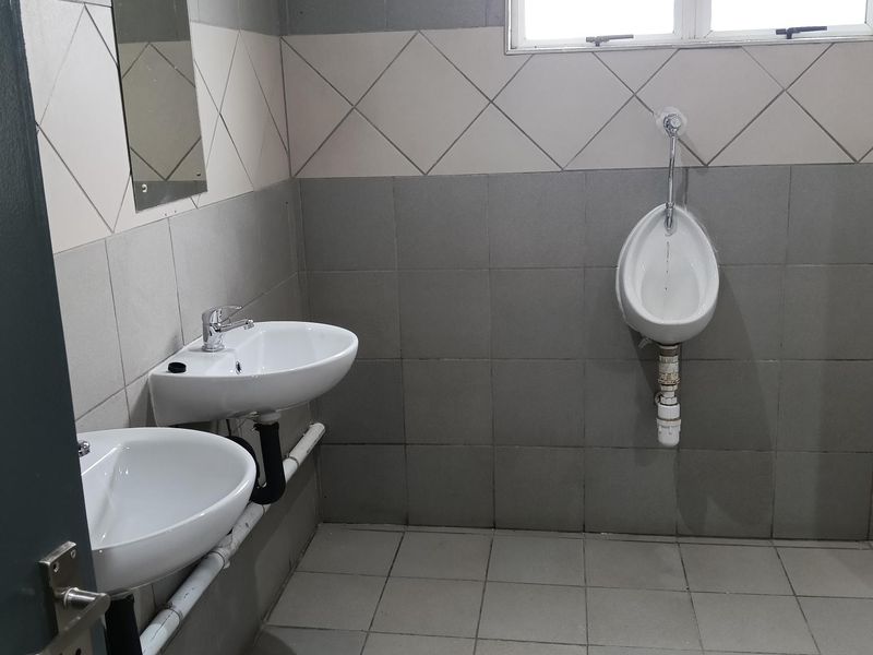 Warehouse to let - Photo 6