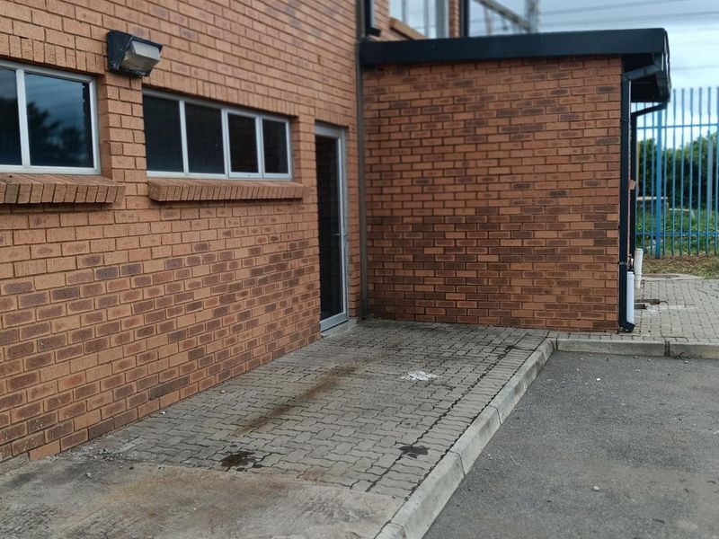 Warehouse to let - Photo 2