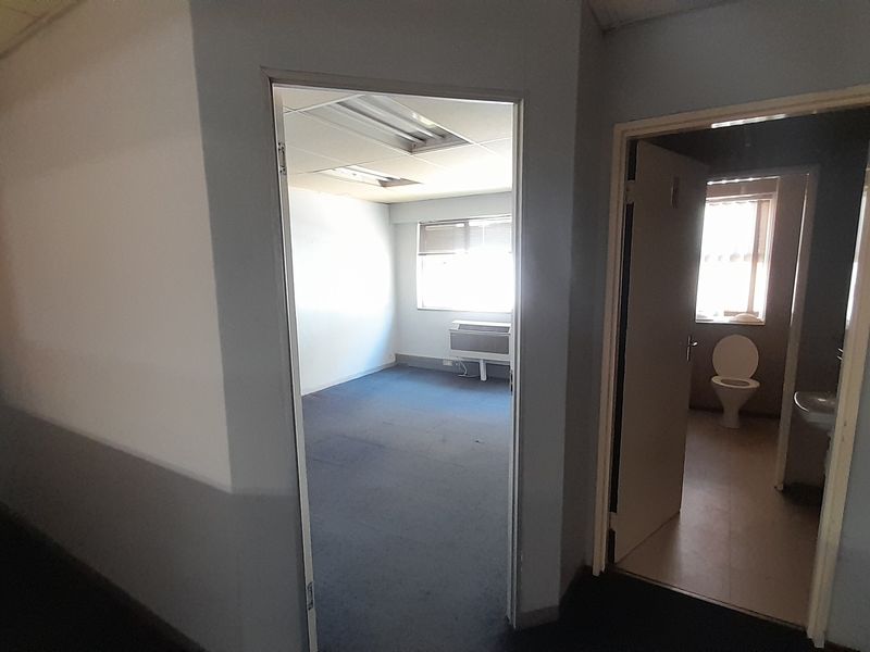 555m Warehouse and Office Unit To Let in Grand Central Park - Photo 6