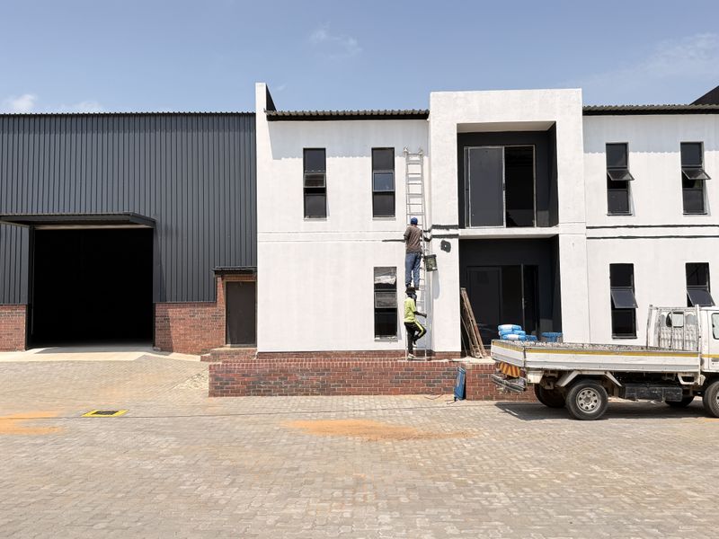 WAREHOUSE TO LET IN CENTURION - Photo 4