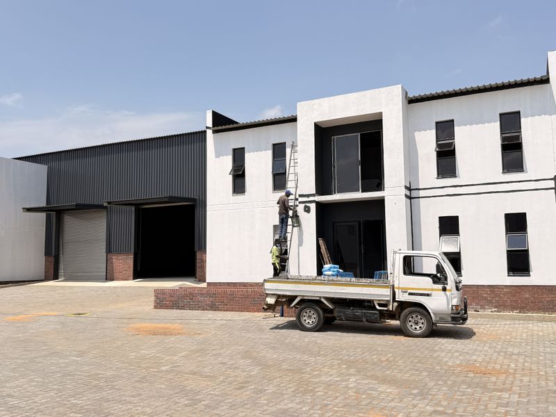 WAREHOUSE TO LET IN CENTURION - Photo 5