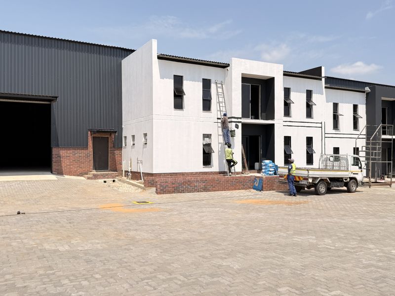 WAREHOUSE TO LET IN CENTURION - Photo 2