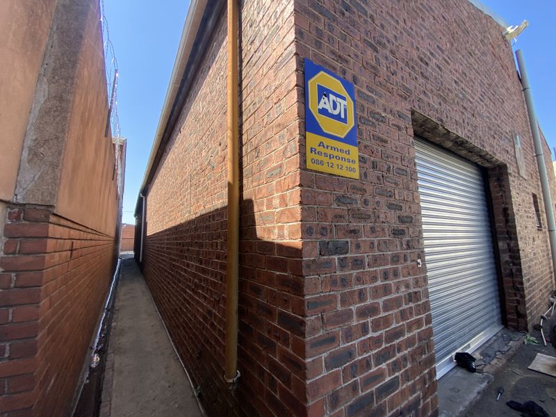 240sqm workshop in Pmb CBD for rent at R20000 per month, negotiable. Vat not applicable. - Photo 4