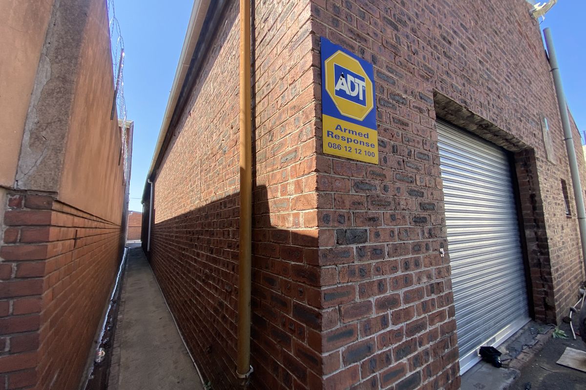 240sqm workshop in Pmb CBD for rent at R20000 per month, negotiable. Vat not applicable. - Photo 4