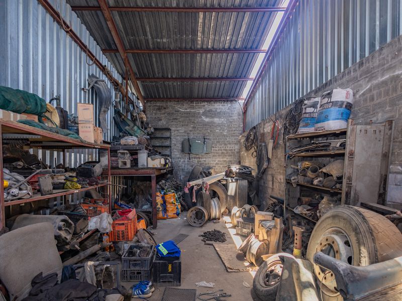 COMMERCIAL / INDUSTRIAL PROPERTY FOR SALE - Photo 3