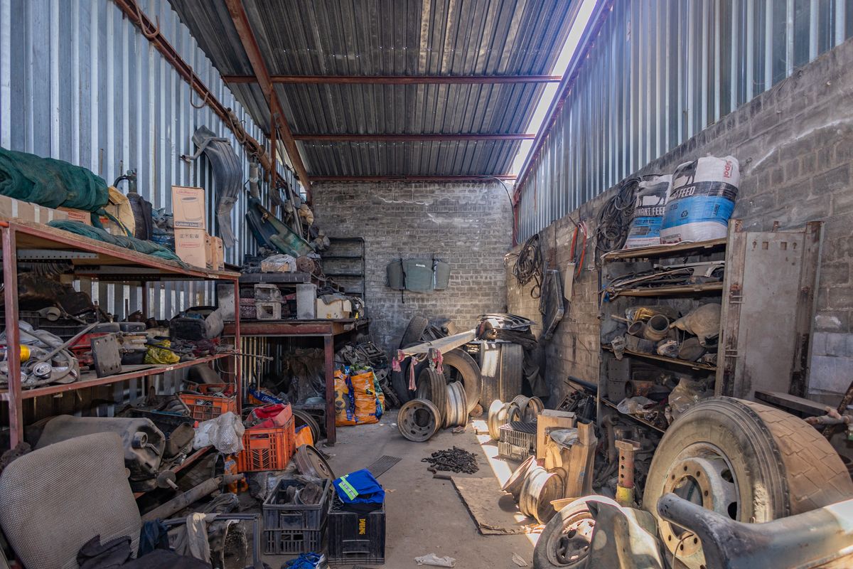 COMMERCIAL / INDUSTRIAL PROPERTY FOR SALE - Photo 3