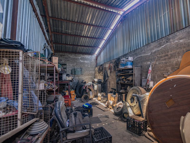 COMMERCIAL / INDUSTRIAL PROPERTY FOR SALE - Photo 2