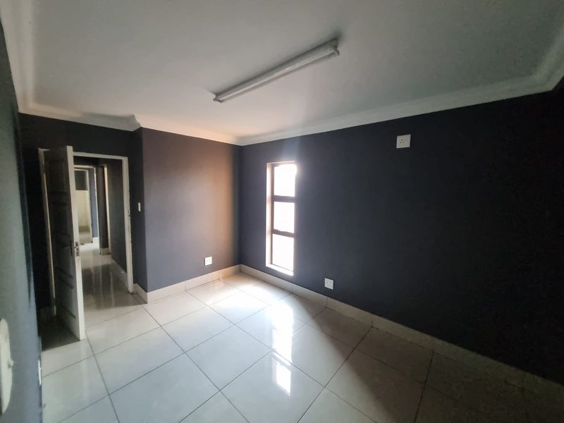 Industrial property in excellent condition with office space and workshop! - Photo 10