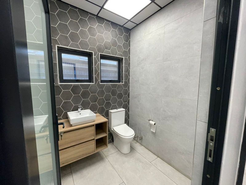 Office Space with Optional Warehouse Facilities – Industrial Area - Photo 7