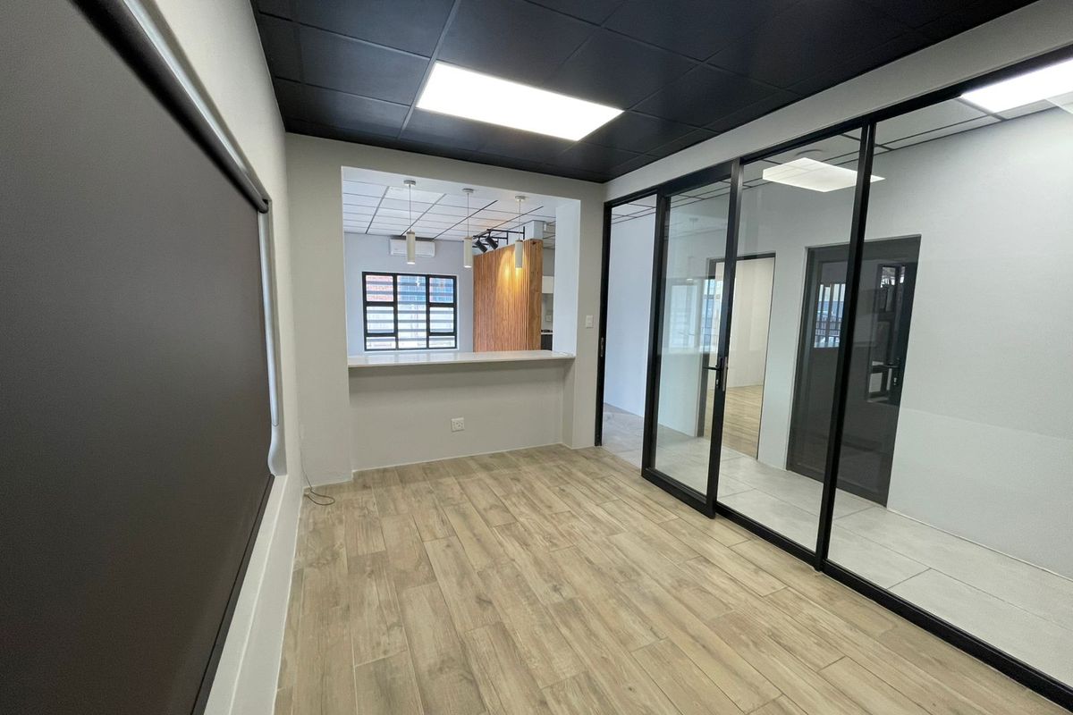 Office Space with Optional Warehouse Facilities – Industrial Area - Photo 2