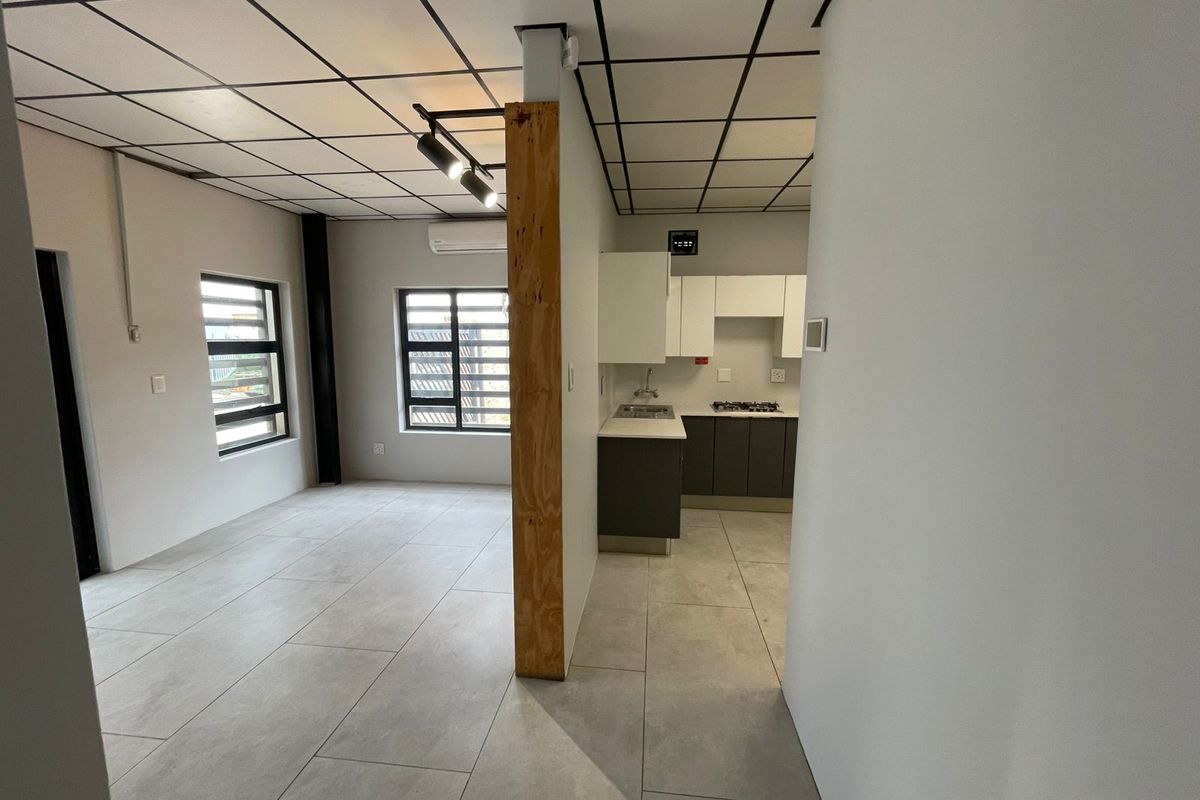 Office Space with Optional Warehouse Facilities – Industrial Area - Photo 4