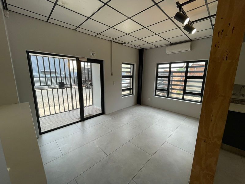 Office Space with Optional Warehouse Facilities – Industrial Area - Photo 3