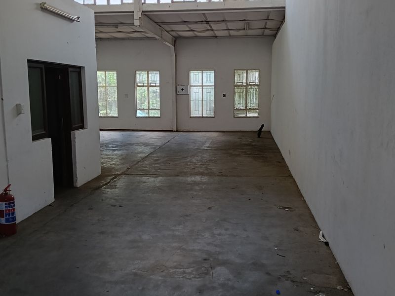 Factory/warehouse/workshop to let - Photo 3