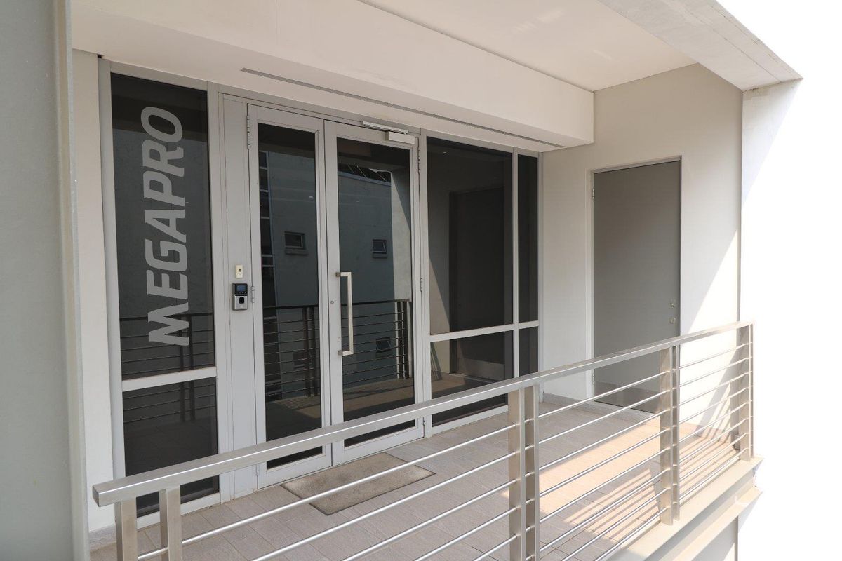 Commercial office to let or for sale in Corner Main Office Park located just off Main Road Bryanston - Photo 2