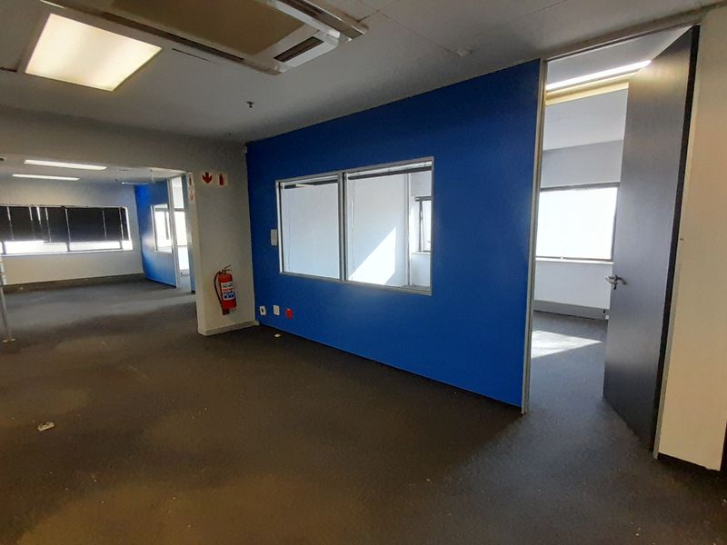 1,879m First Floor Office Space To Let - Photo 4