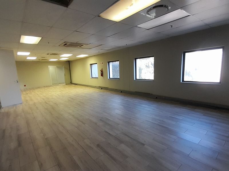 1,879m First Floor Office Space To Let - Photo 10
