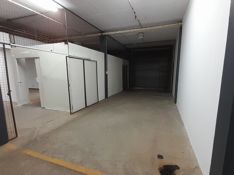 474m Warehouse To Let in Waterfall Office Park - Photo 2