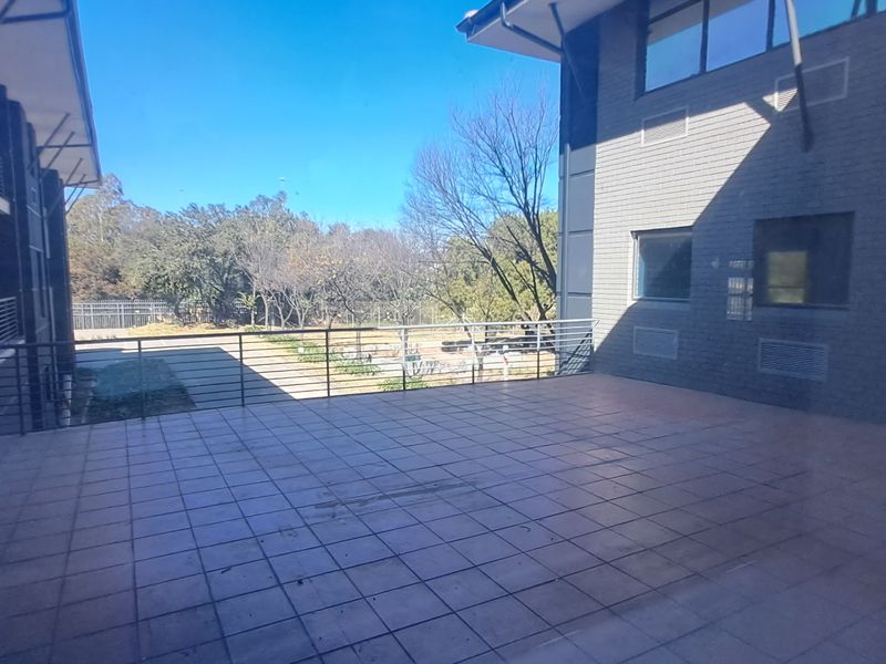 Command Your Own Campus 3,949m Freestanding HQ To Let in Waterfall Office Park - Photo 8