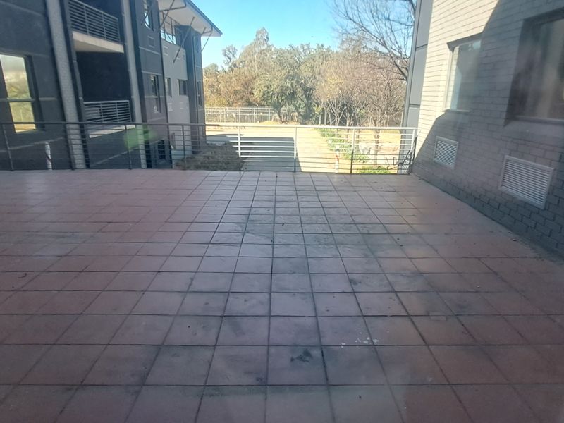 Command Your Own Campus 3,949m Freestanding HQ To Let in Waterfall Office Park - Photo 7