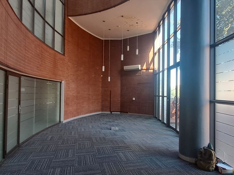 Command the Corridor 3,229m Warehouse & Office HQ To Let in Waterfall Office Park - Photo 2