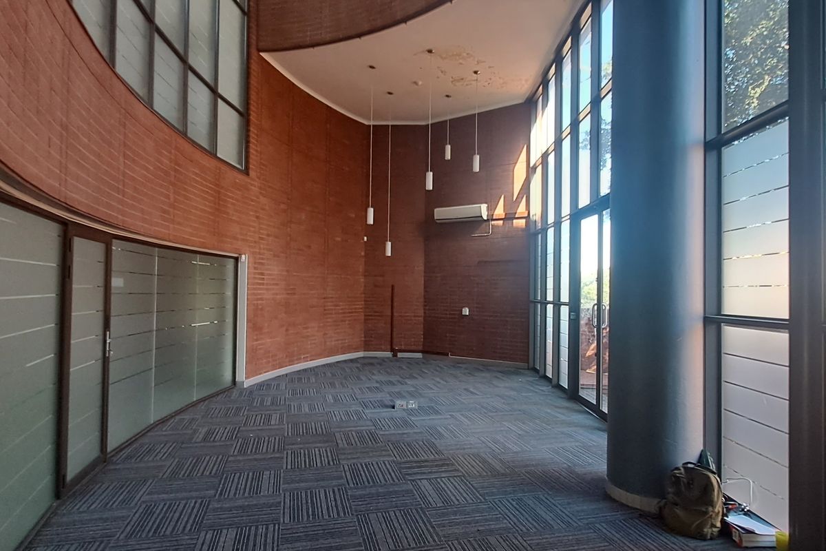 Command the Corridor 3,229m Warehouse & Office HQ To Let in Waterfall Office Park - Photo 2