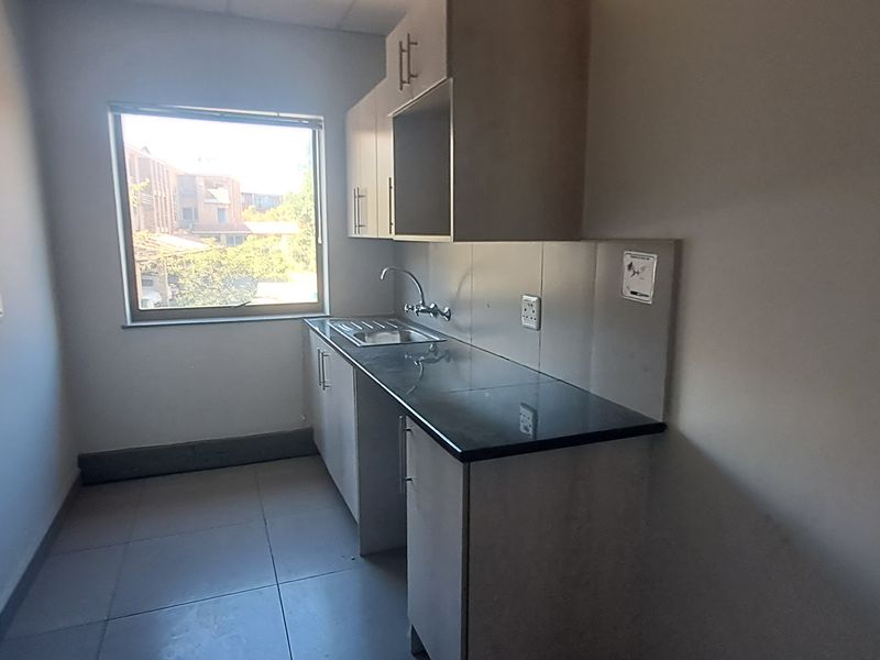 Command the Corridor 3,229m Warehouse & Office HQ To Let in Waterfall Office Park - Photo 7