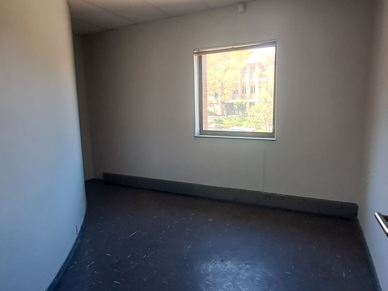 Command the Corridor 3,229m Warehouse & Office HQ To Let in Waterfall Office Park - Photo 6