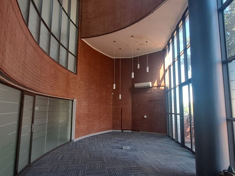 Command the Corridor 3,229m Warehouse & Office HQ To Let in Waterfall Office Park - Photo 3