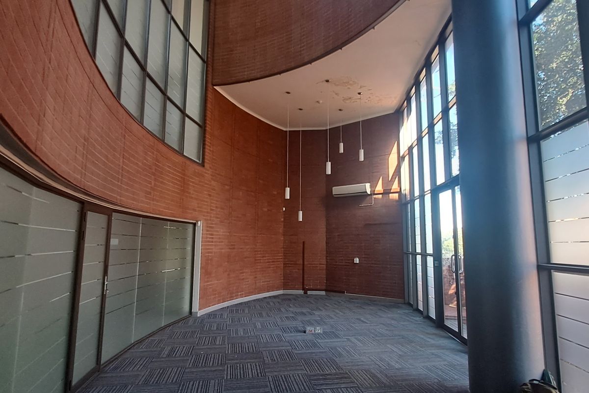 Command the Corridor 3,229m Warehouse & Office HQ To Let in Waterfall Office Park - Photo 3