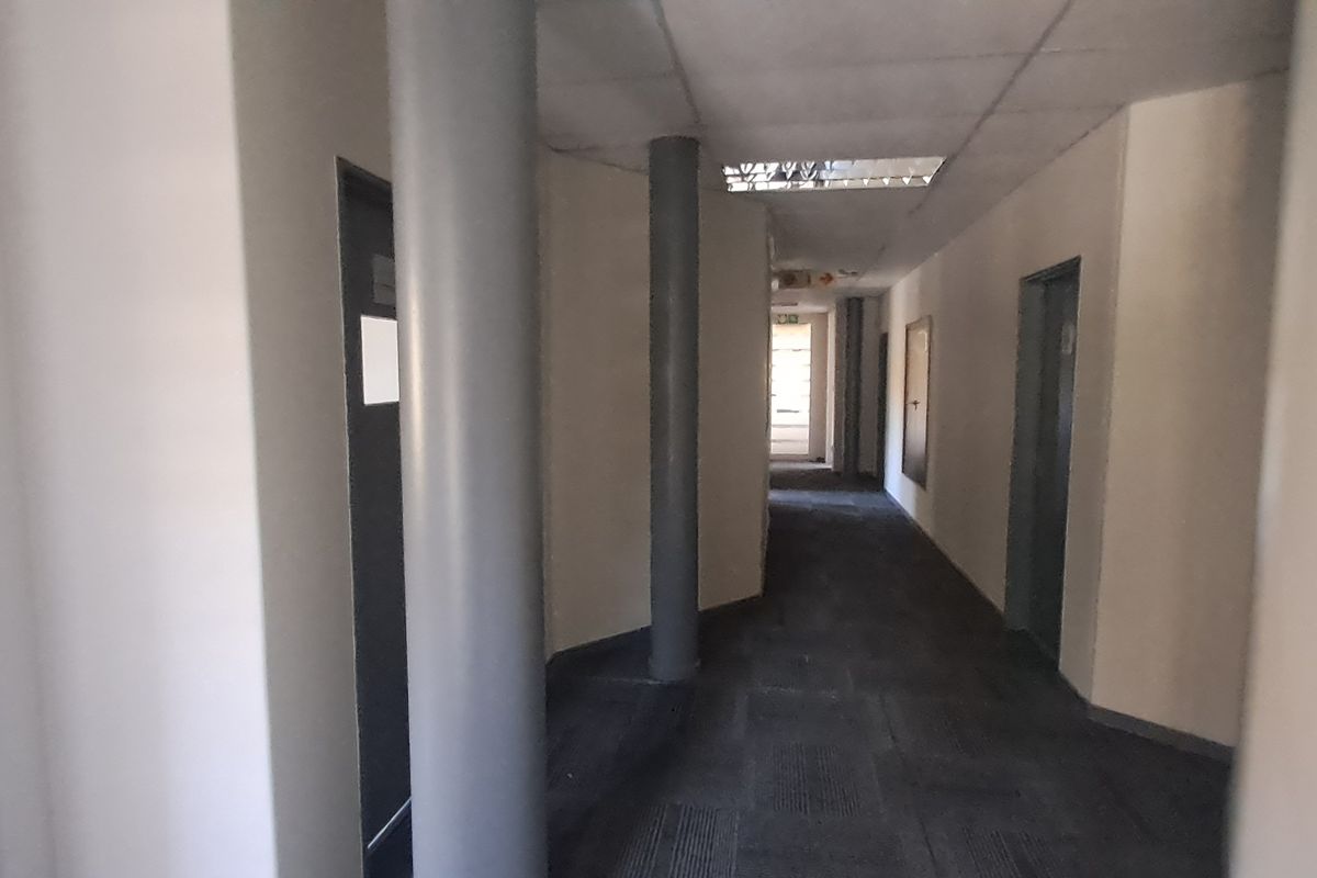 Command the Corridor 3,229m Warehouse & Office HQ To Let in Waterfall Office Park - Photo 5