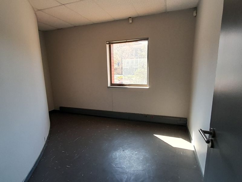 Own the Advantage 3,229m Warehouse with Offices HQ for Sale in Waterfall Office Park - Photo 4