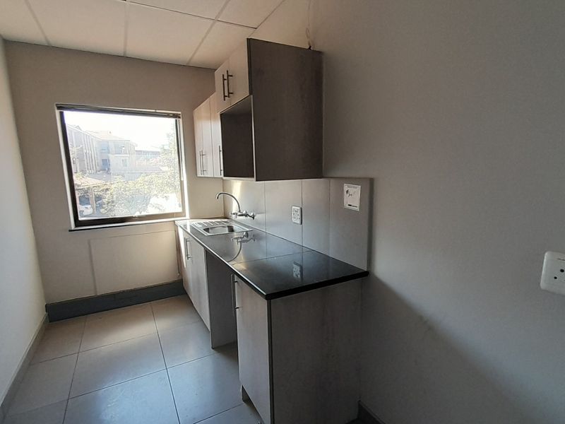 Own the Advantage 3,229m Warehouse with Offices HQ for Sale in Waterfall Office Park - Photo 6