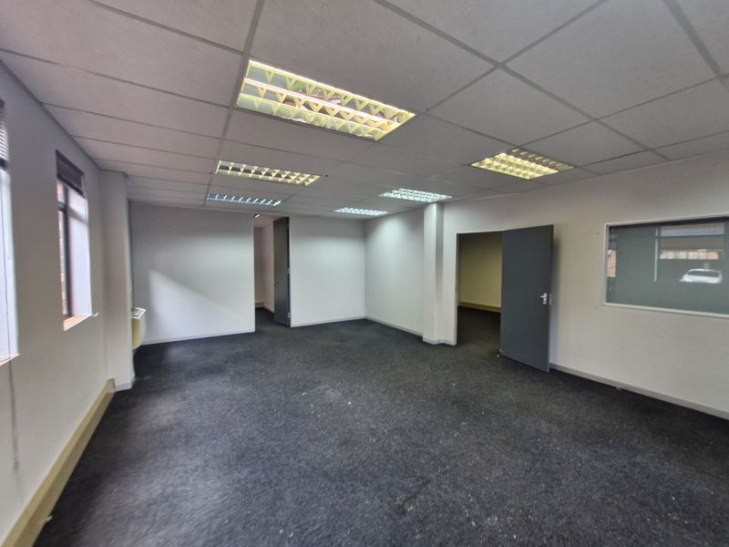 Prime 89.7m2 Business Centre to let in Lyttelton Manor, Centurion - ideal for your next venture! - Photo 10